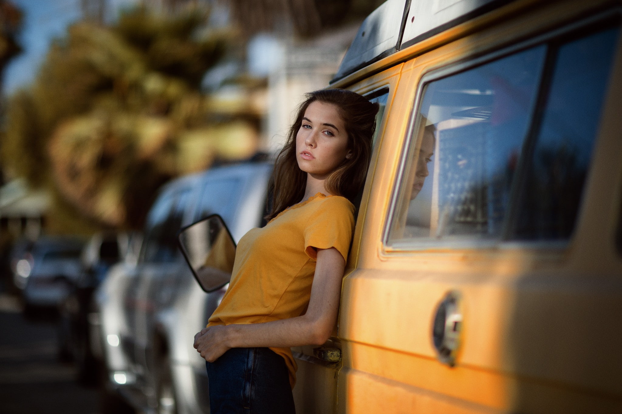 women, brunette, leaning, car, T-shirt, looking at viewer, street