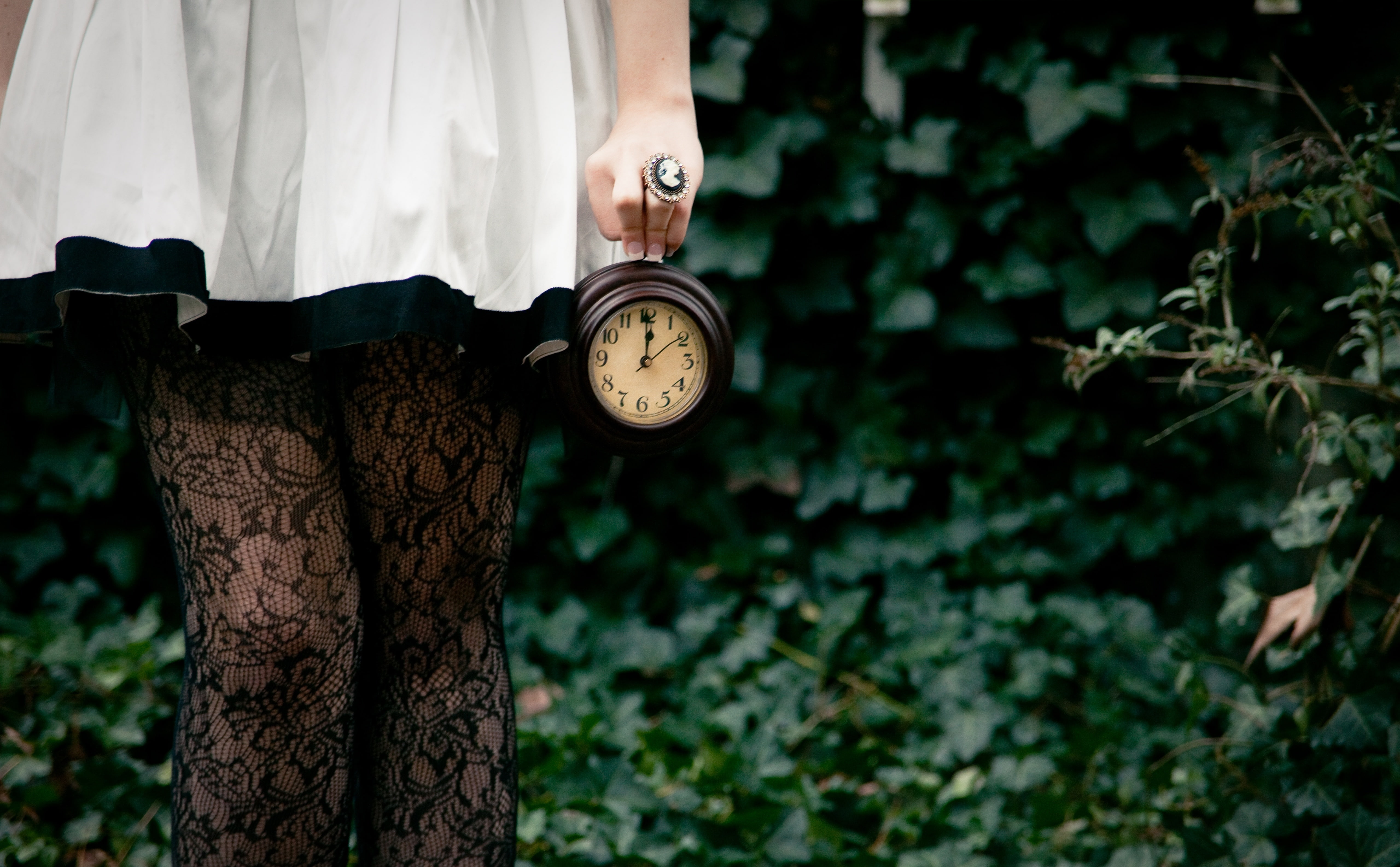 No Time to Say Hello, Goodbye - Alice in..., round black clock