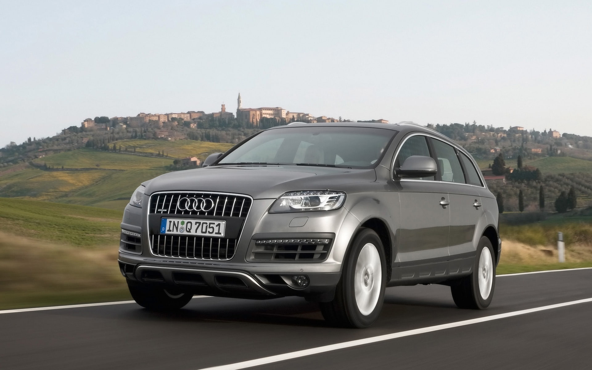 2009 Audi Q7 - Grey Front Angle Speed 1