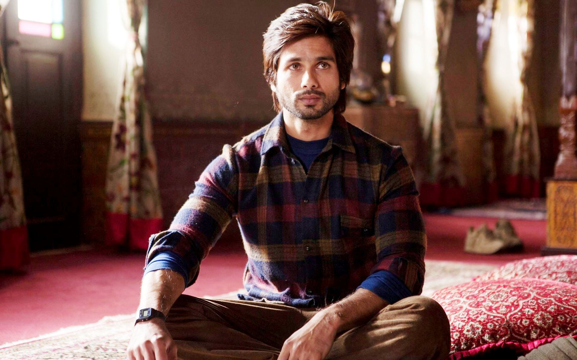 Shahid Kapoor In Haider Movie, men's brown and red dress shirt