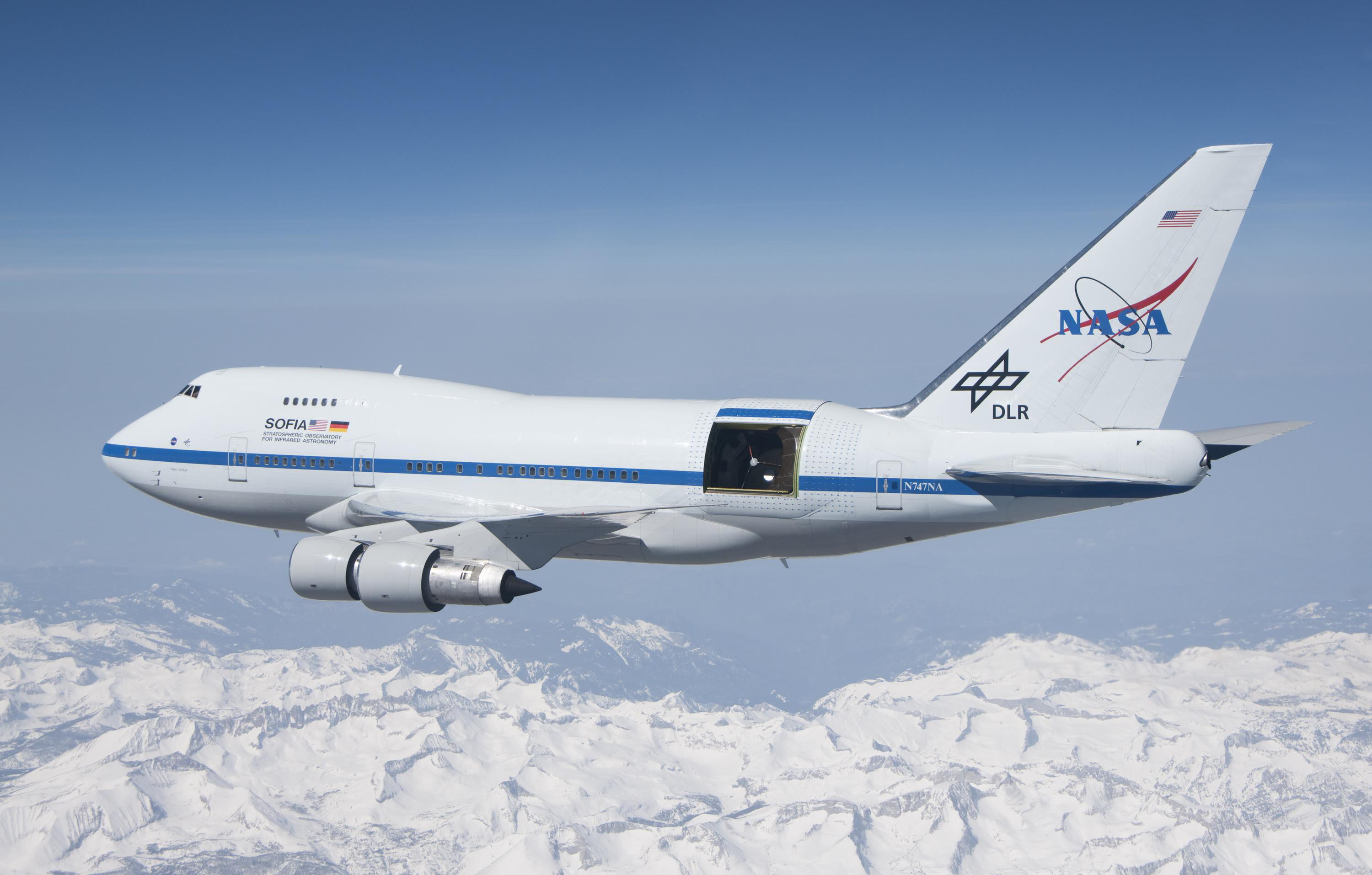 white NASA airplane, stratosphere, DLR, Boeing 747SP, infrared telescope