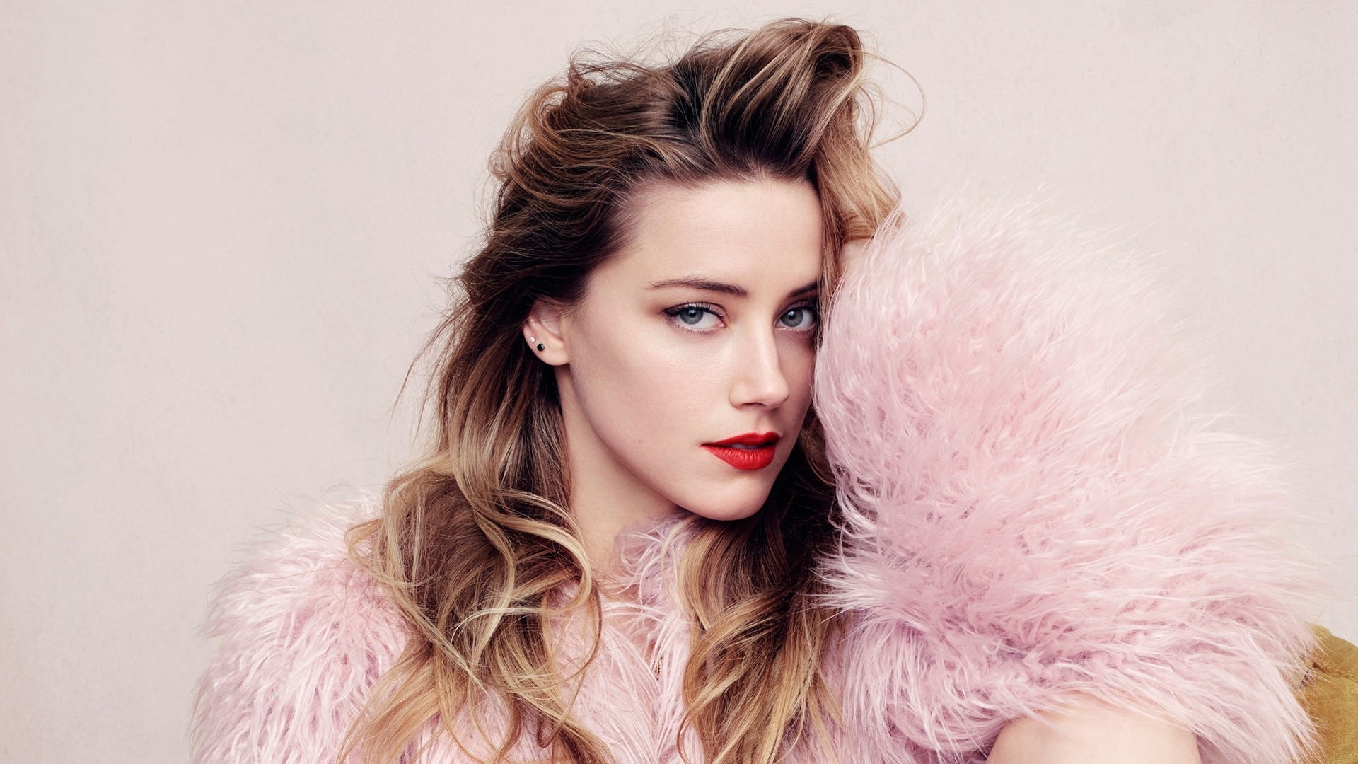 actress, Amber Heard, long hair, simple background, women, looking at viewer