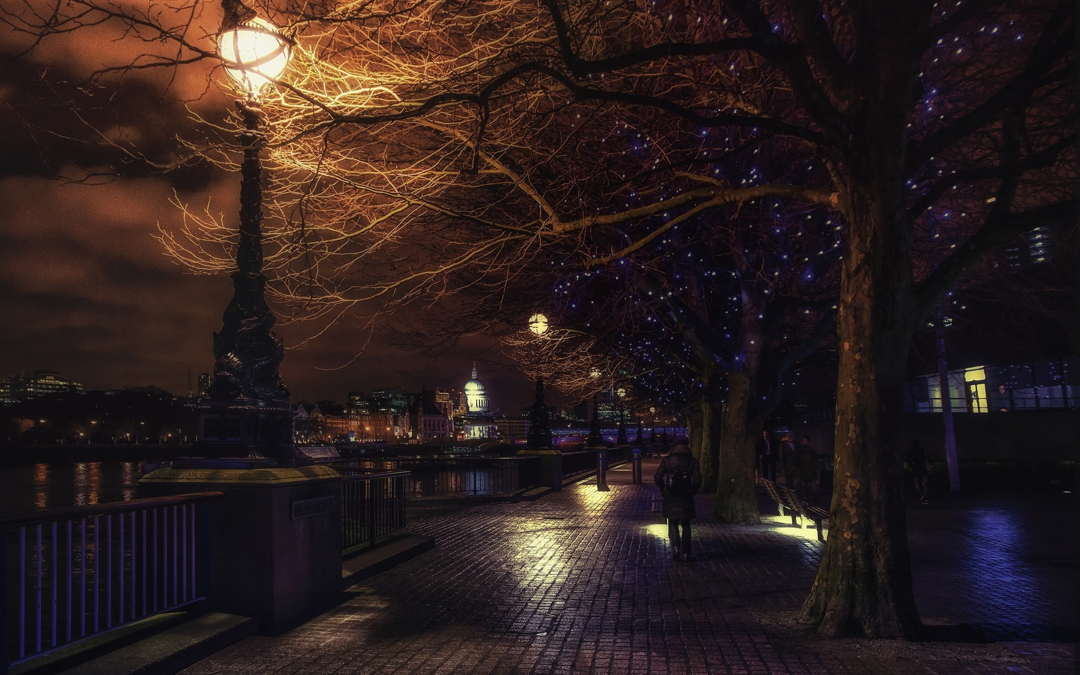 Вечер улица фонарь. Вечер в городе. Ночной парк. Вечерний город. Улица вечер фонарики.