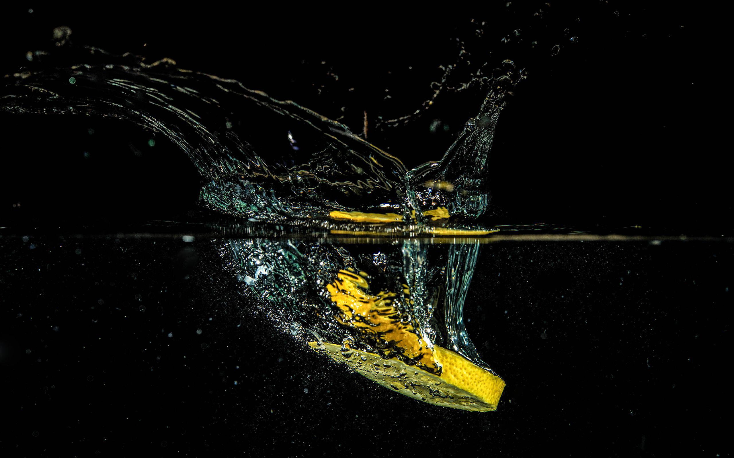 Lemon slice in the water, macro photography of lemon dipped on water
