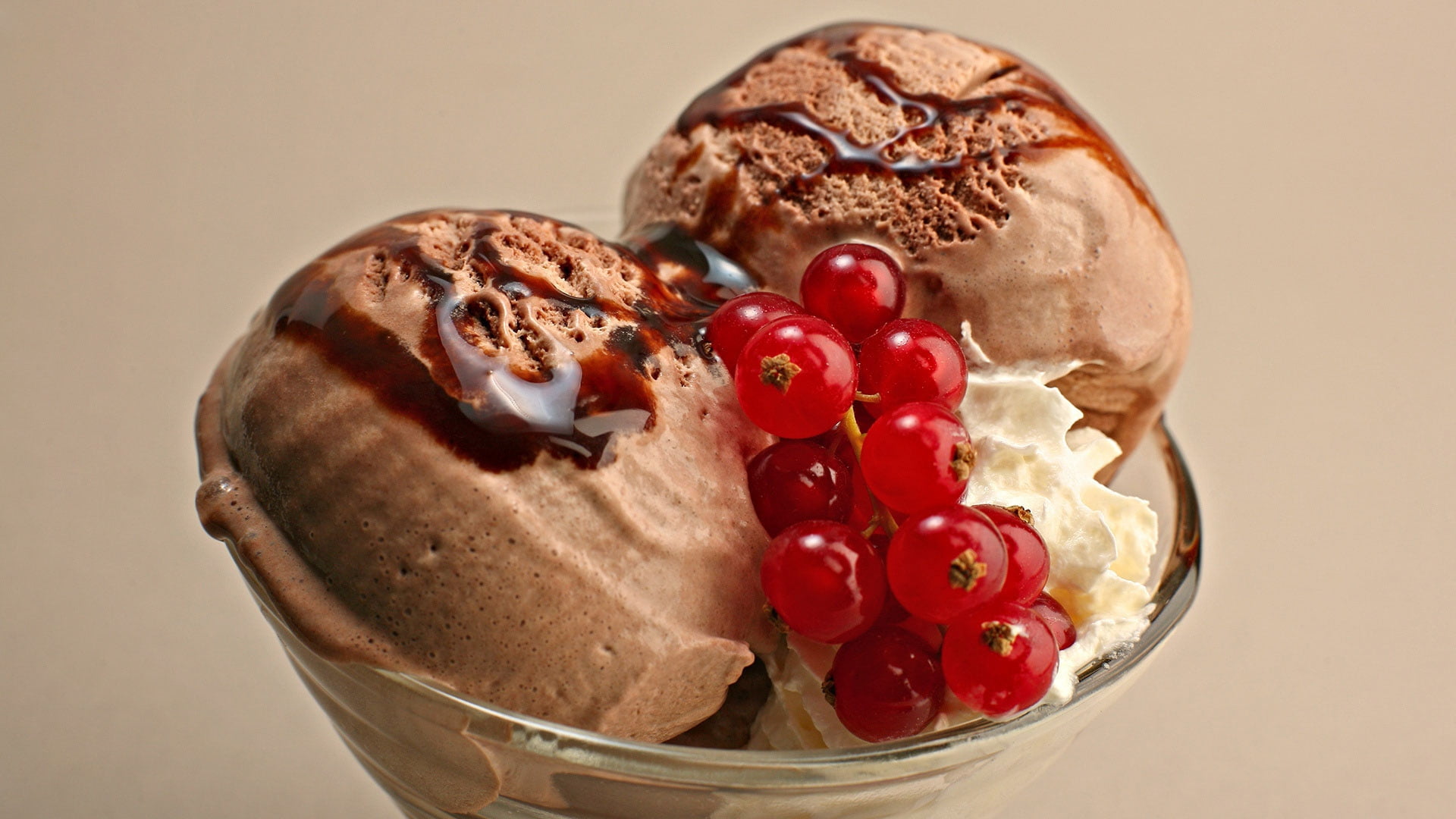 mocha and vanilla ice cream, ice-cream, balls, currant, sweet