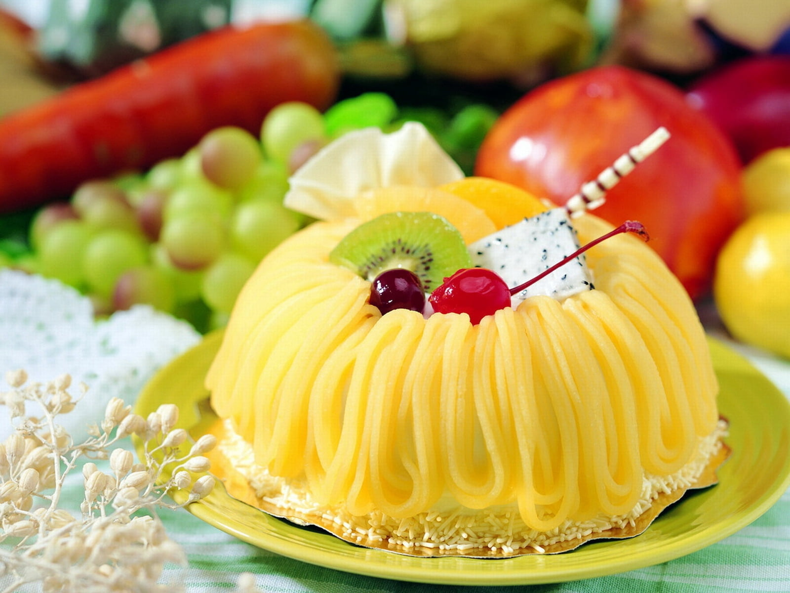 yellow fruit cake, dessert, sweet, laying, cream, kiwi, cherry
