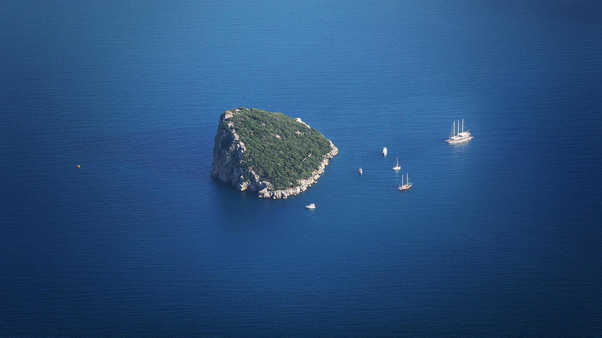 rock  blue  water  trees  aerial view  yachts  island  sailing ship  sea  boat  minimalism  birds eye view  landscape  nature