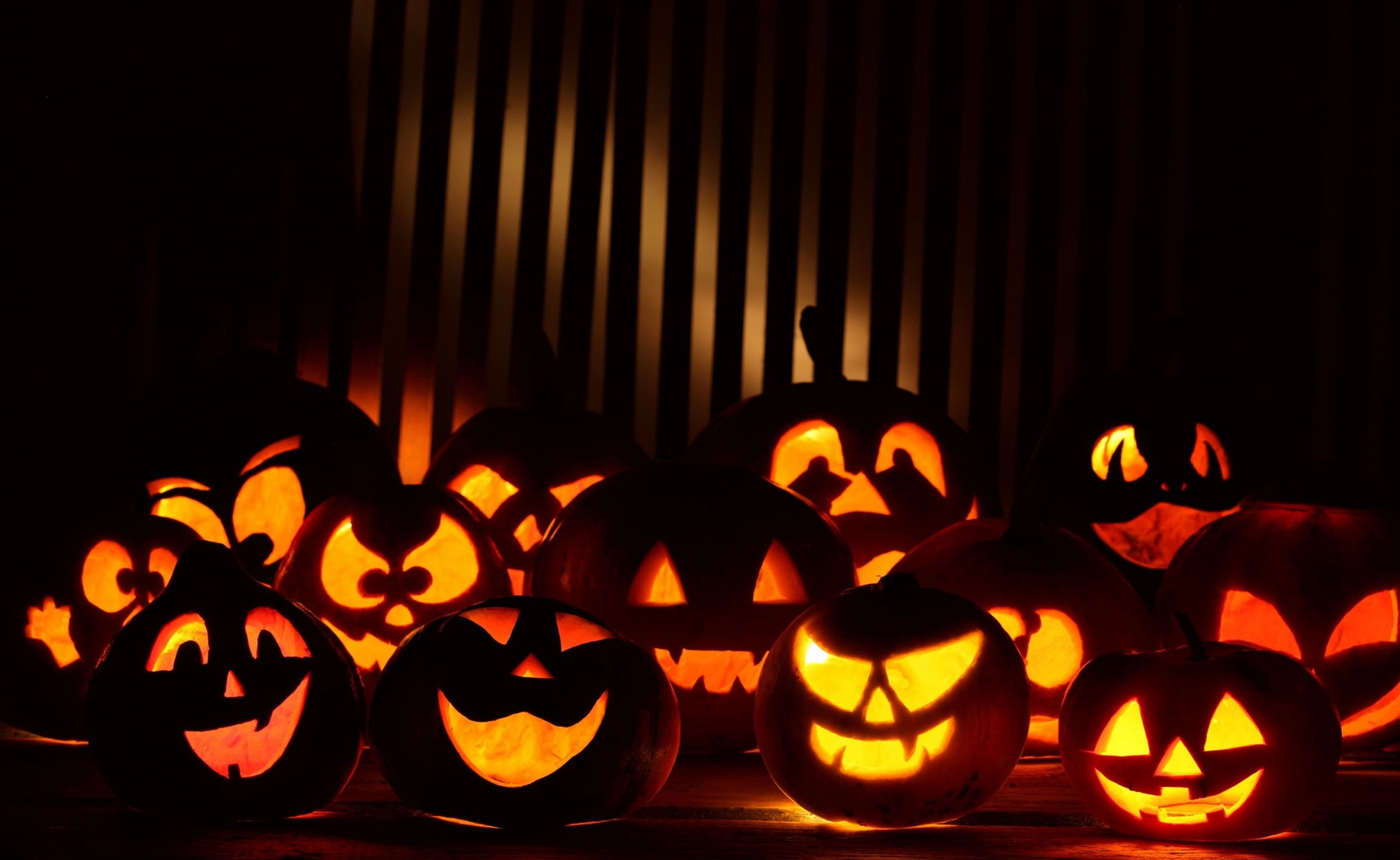Happy Halloween HD Wallpaper, Jack-O-Lantern decor lot, Holidays