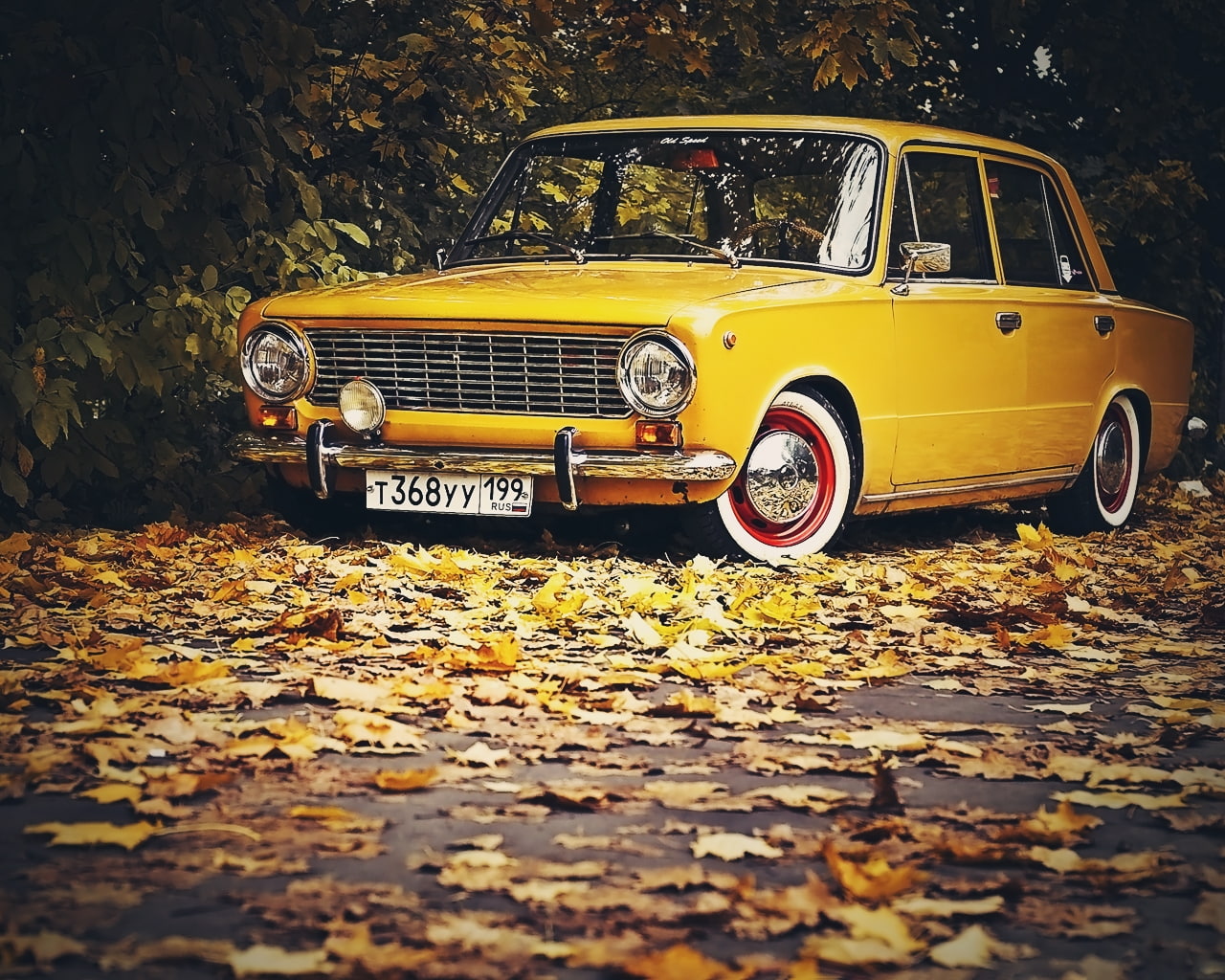 autumn season cars leaves lada 2101 russians 1280x1024  Nature Seasons HD Art