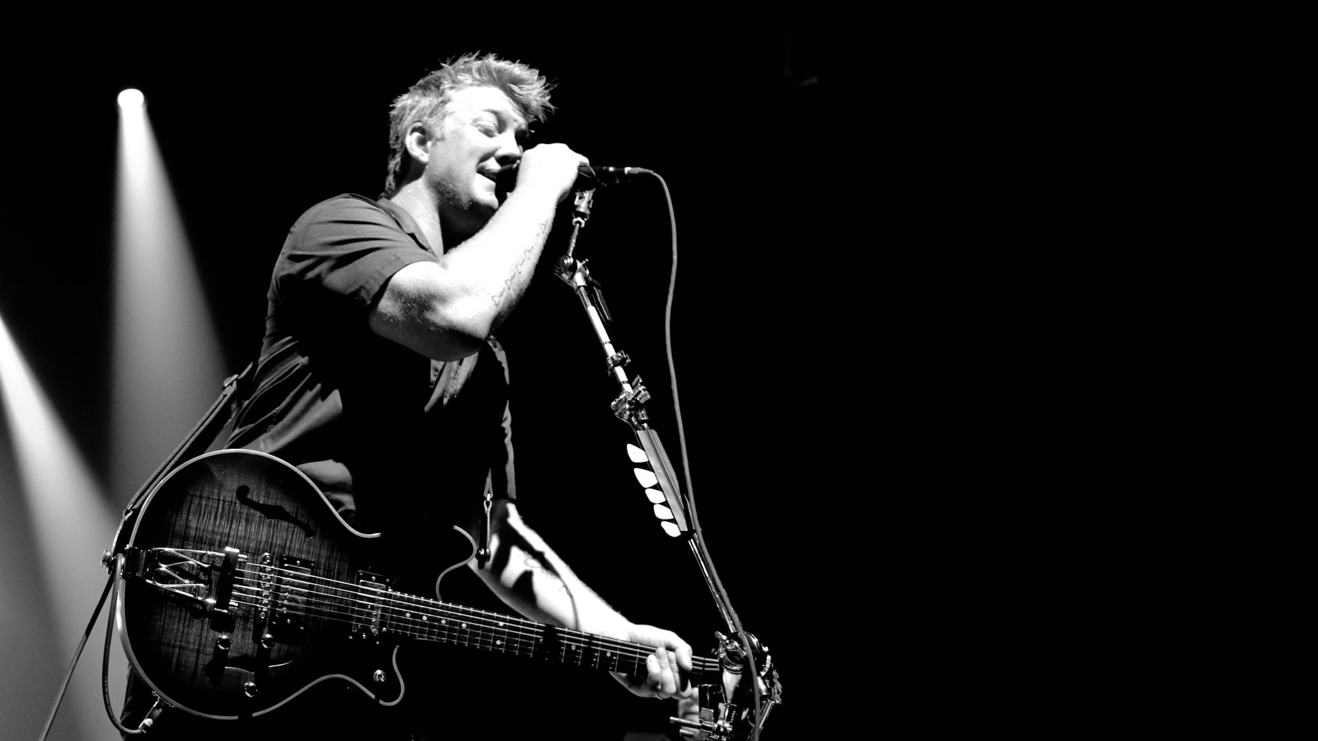 Queens of the Stone Age Guitar Concert BW HD, music