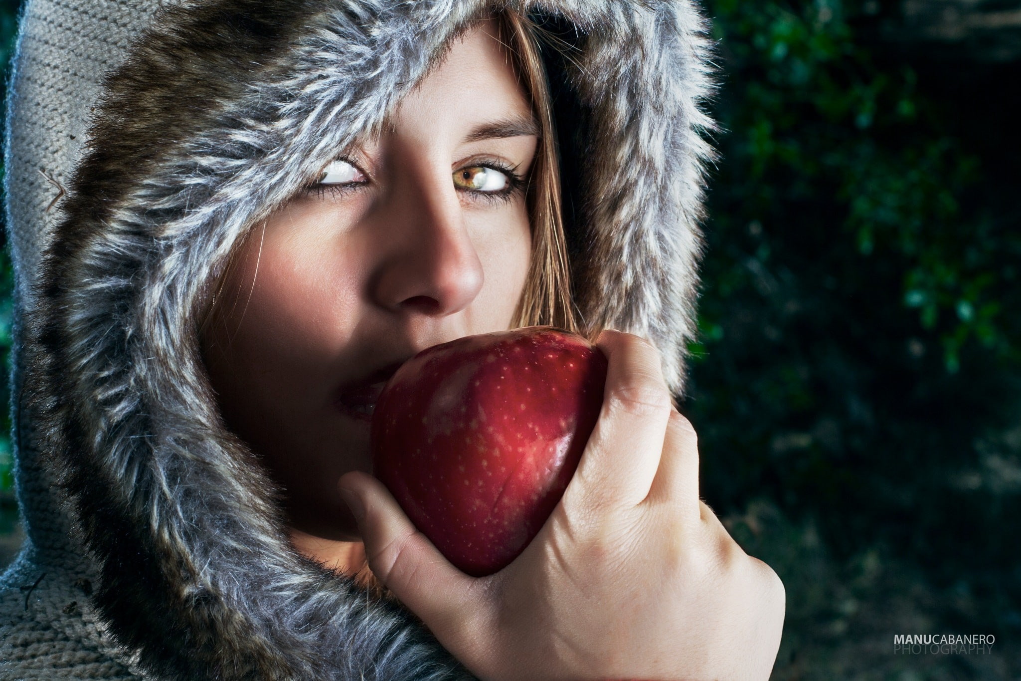 fruit, biting, apples, hood, women, model, 500px, Manu Cabañero Sánchez