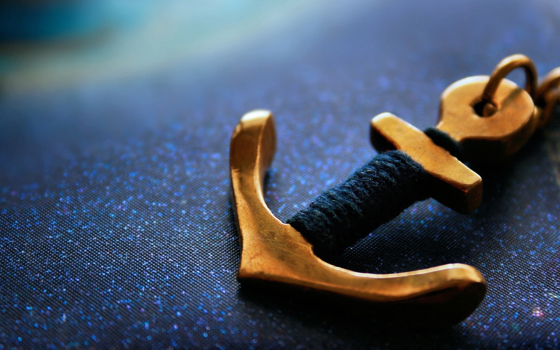 gold-colored navy pendant, gold-colored anchor pendant, anchors