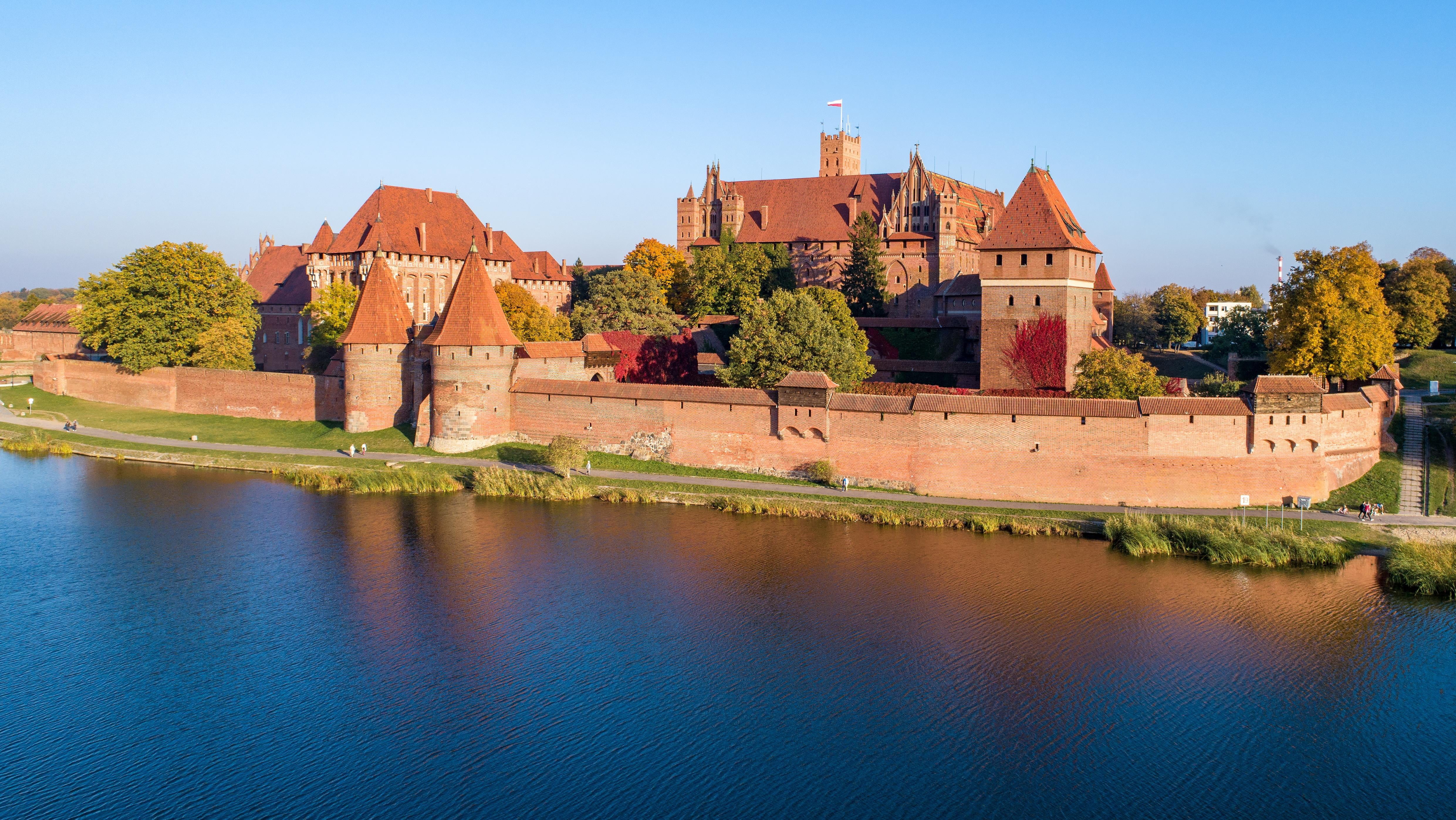 Tree, Tower, River, Wall, Castle, Promenade, Flag, Poland, Marienburg