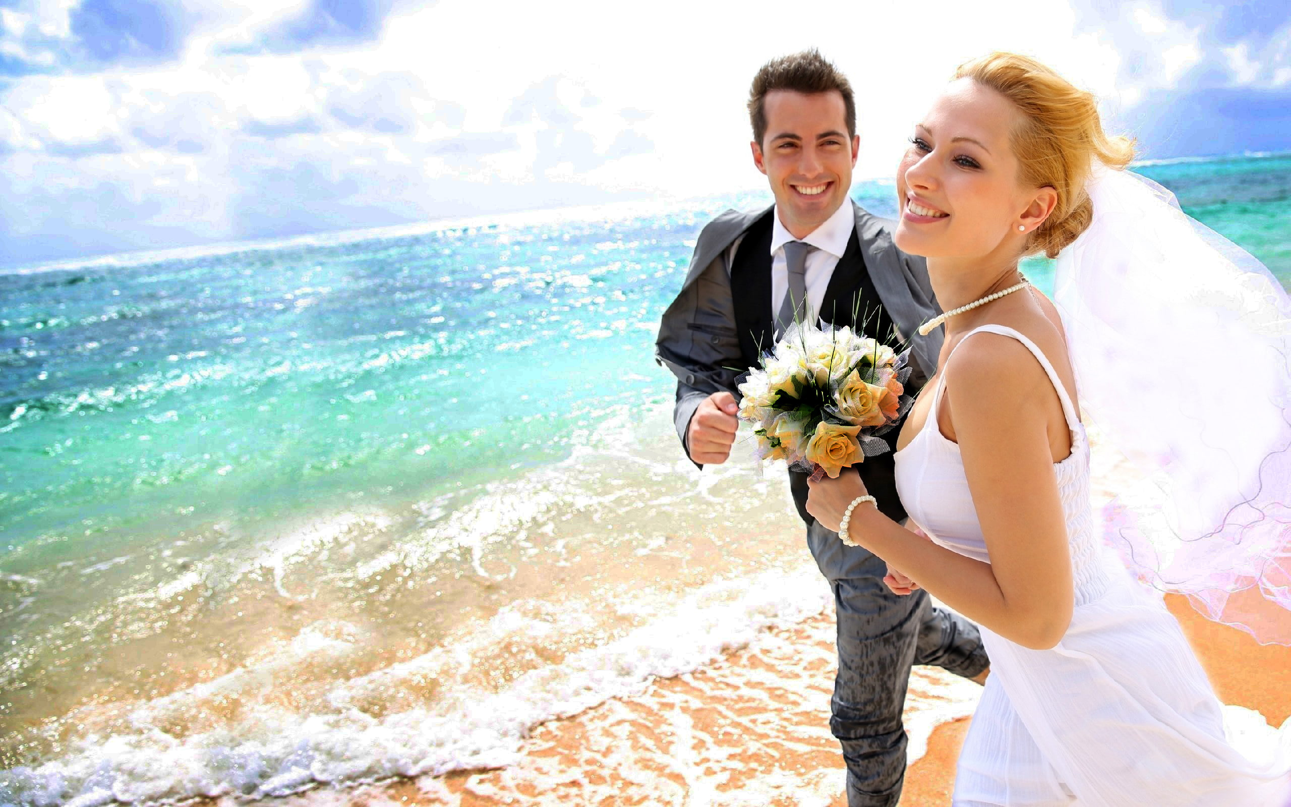 Man-Woman-Wedding-Photos-sea-beach-love couple-HD Wallpaper-2560×1600