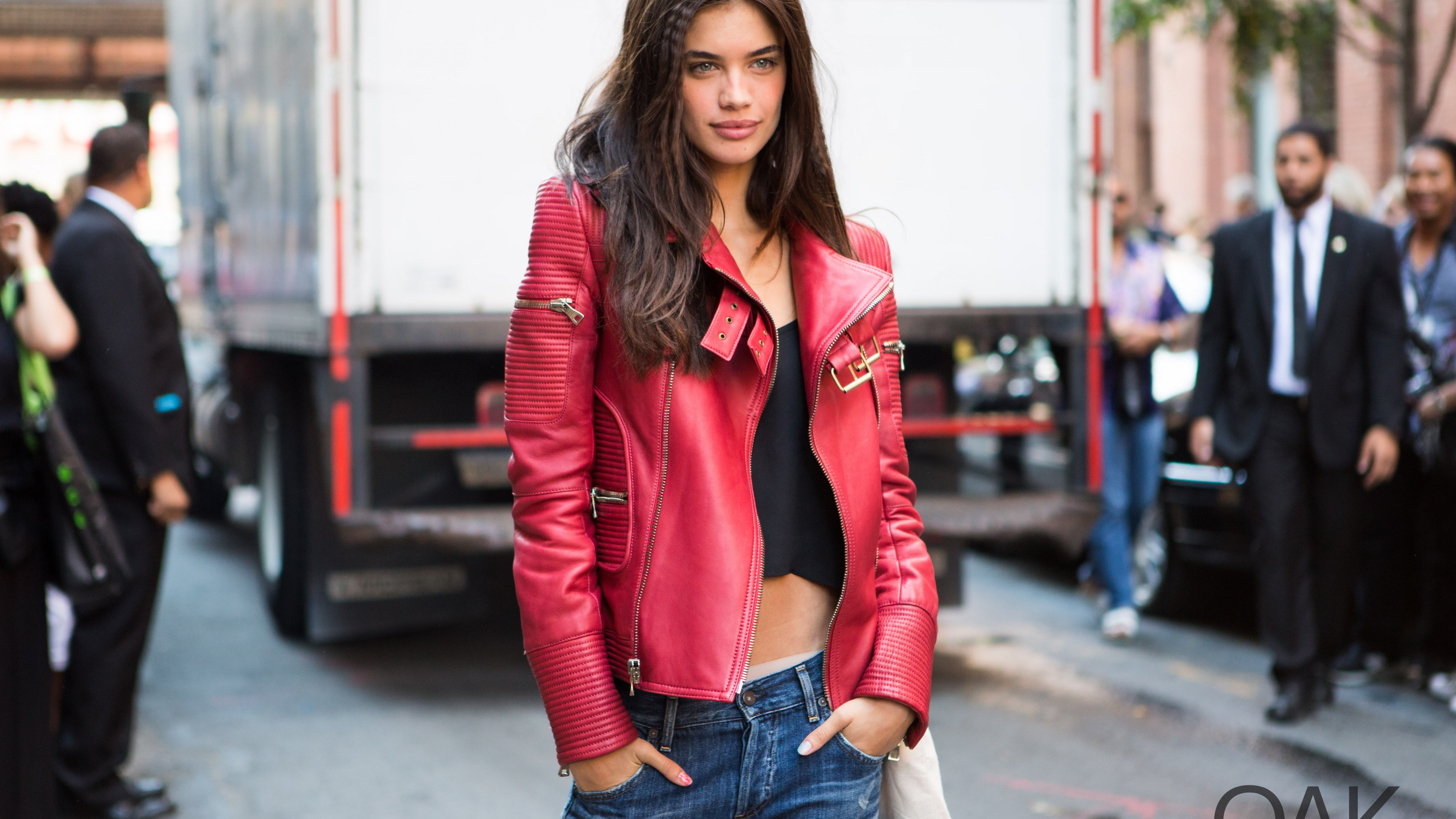 woman wearing red leather zip-up jacket outdoor, Sara Sampaio