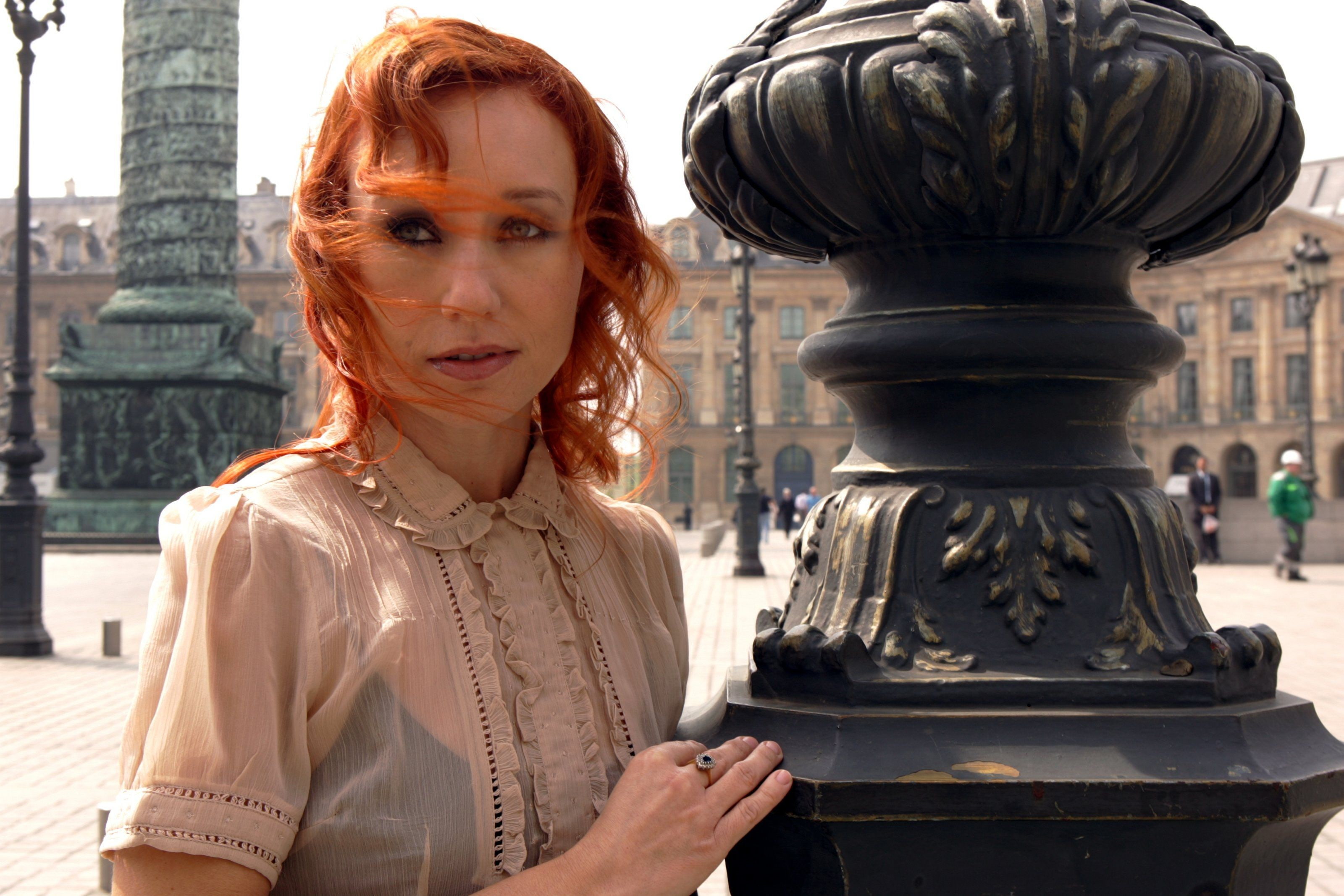 Tori Amos, women, singer, redhead, one person, front view, architecture