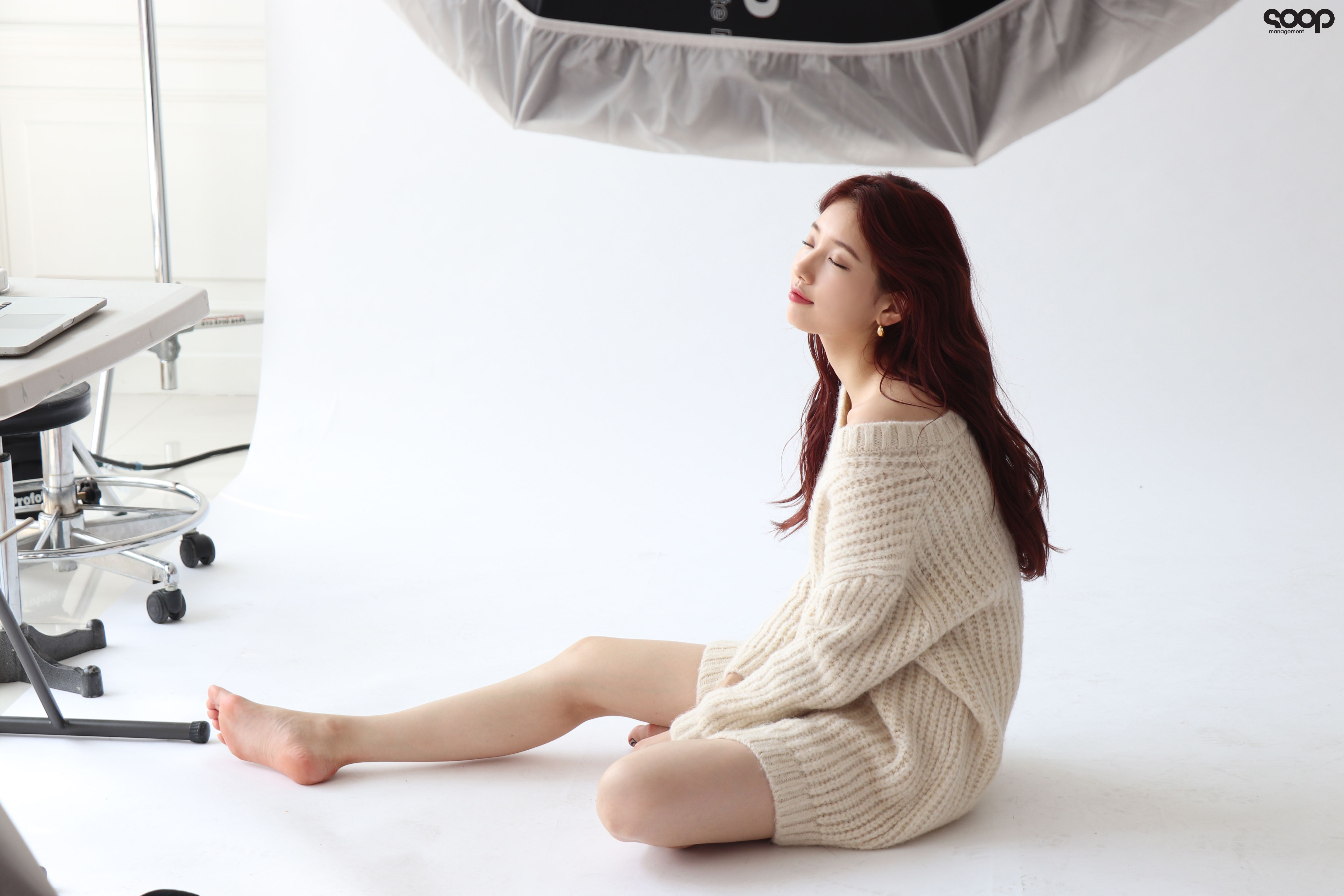 Bae Suzy, women, barefoot