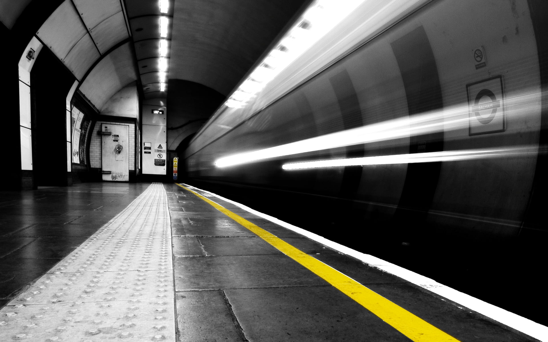 subway train station, timelapse photography of a subway, London Underground
